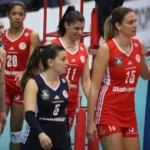 Οι παίκτριες του Ολυμπιακού πανηγυρίζουν έναν κρίσιμο πόντο στο τάραφλεξ.
