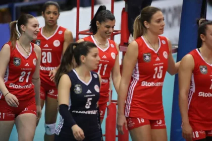 Οι παίκτριες του Ολυμπιακού πανηγυρίζουν έναν κρίσιμο πόντο στο τάραφλεξ.