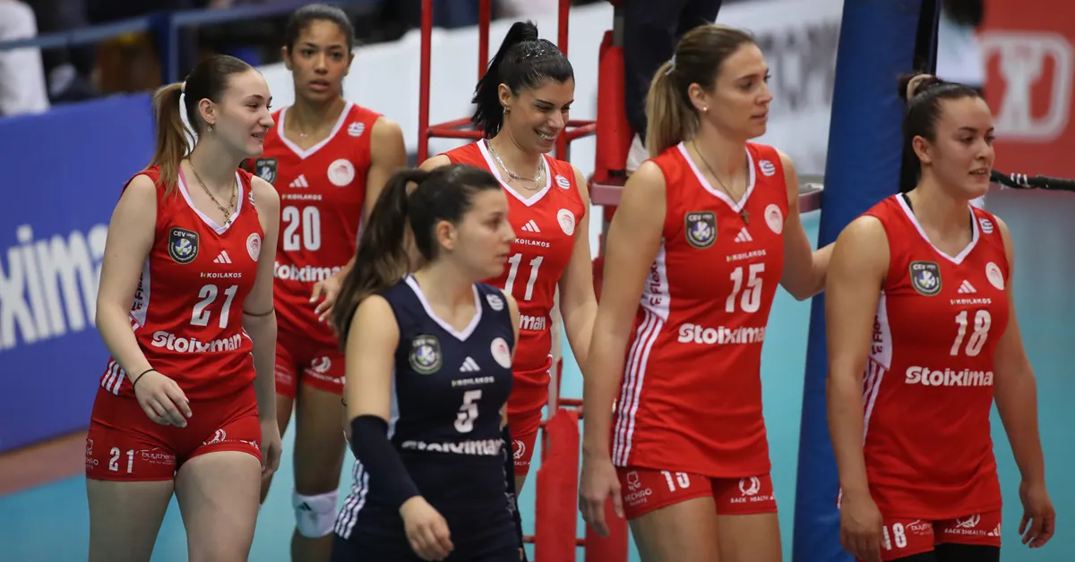 Οι παίκτριες του Ολυμπιακού πανηγυρίζουν έναν κρίσιμο πόντο στο τάραφλεξ.