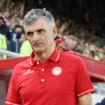 Ο Χοσε Λουις Μεντιλιμπαρ δίνει τακτικές οδηγίες στους παίκτες του