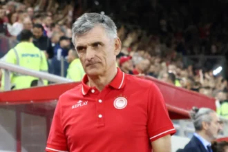 Ο Χοσε Λουις Μεντιλιμπαρ δίνει τακτικές οδηγίες στους παίκτες του