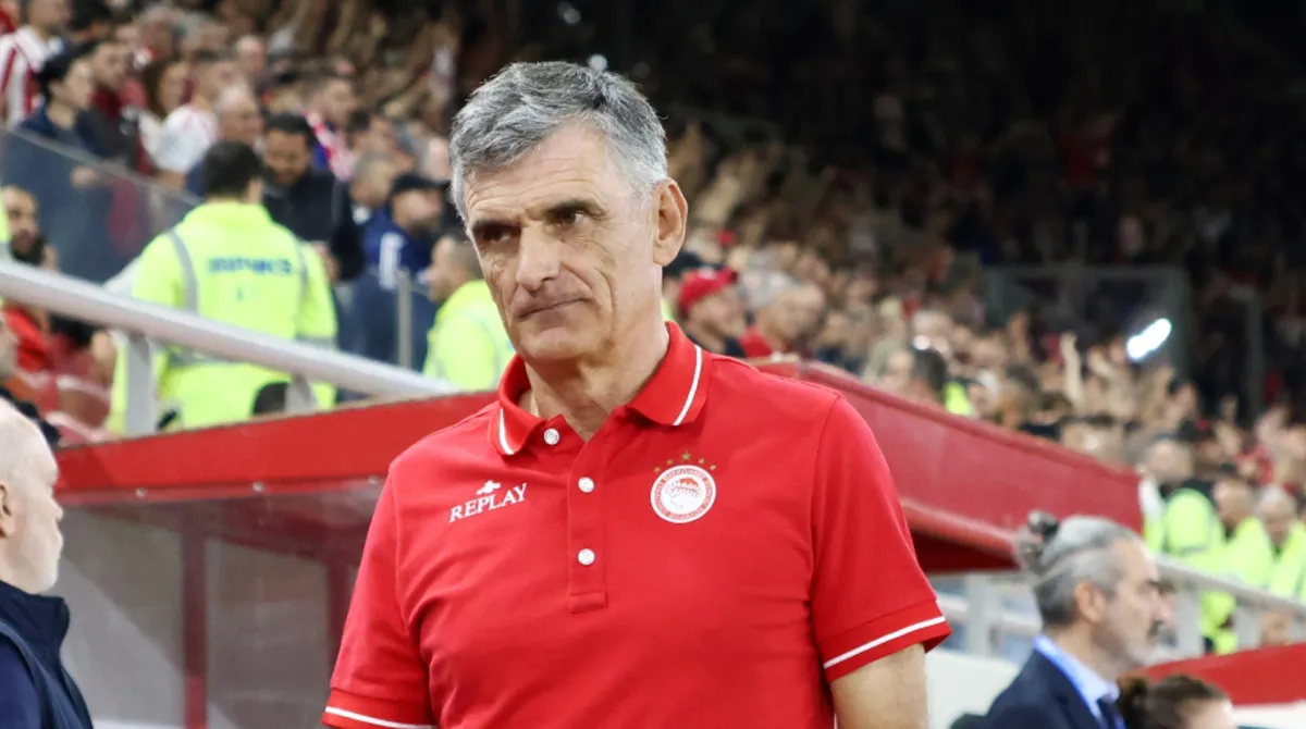 Ο Χοσε Λουις Μεντιλιμπαρ δίνει τακτικές οδηγίες στους παίκτες του