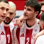 Παίκτες του Ολυμπιακού στο βόλεϊ ανδρών πανηγυρίζουν δυναμικά έναν πόντο μέσα στο κλειστό του Ρέντη.