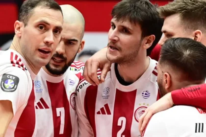 Παίκτες του Ολυμπιακού στο βόλεϊ ανδρών πανηγυρίζουν δυναμικά έναν πόντο μέσα στο κλειστό του Ρέντη.