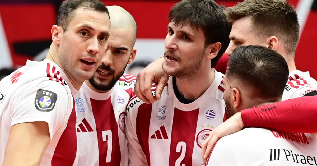 Παίκτες του Ολυμπιακού στο βόλεϊ ανδρών πανηγυρίζουν δυναμικά έναν πόντο μέσα στο κλειστό του Ρέντη.