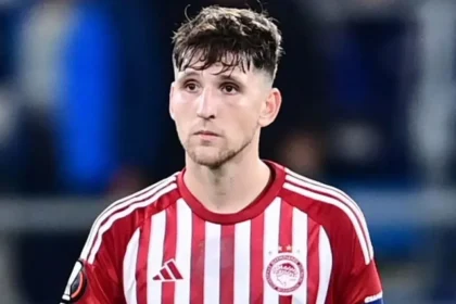 Ο αρχηγός του Ολυμπιακού Παναγιώτης Ρέτσος με σκεπτικό βλέμμα κατά τη διάρκεια ευρωπαϊκού αγώνα