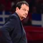 Ο προπονητής του Παναθηναϊκού Εργκίν Αταμάν με σκεπτικό ύφος κατά τη διάρκεια αγώνα