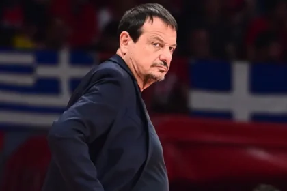 Ο προπονητής του Παναθηναϊκού Εργκίν Αταμάν με σκεπτικό ύφος κατά τη διάρκεια αγώνα