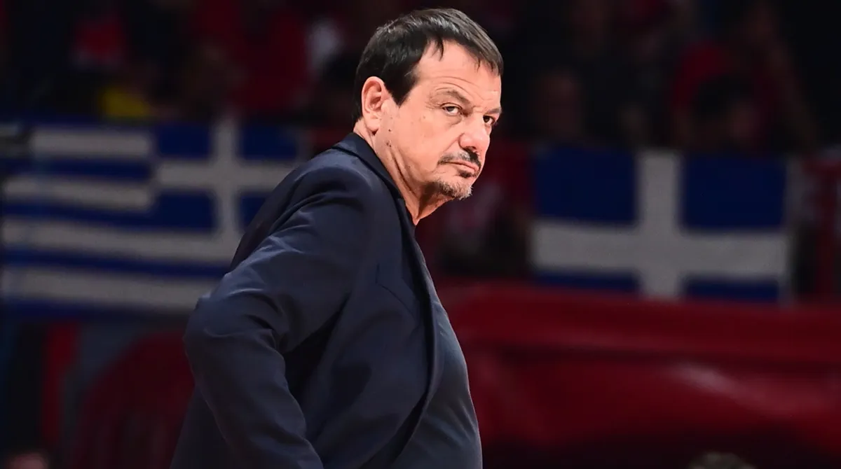 Ο προπονητής του Παναθηναϊκού Εργκίν Αταμάν με σκεπτικό ύφος κατά τη διάρκεια αγώνα
