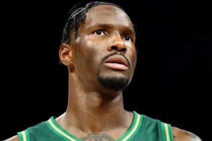 Ο Νάιτζελ Χέιζ-Ντέιβις του Παναθηναϊκού AKTOR οργανώνει την επίθεση της ομάδας του κατά τη διάρκεια αγώνα.