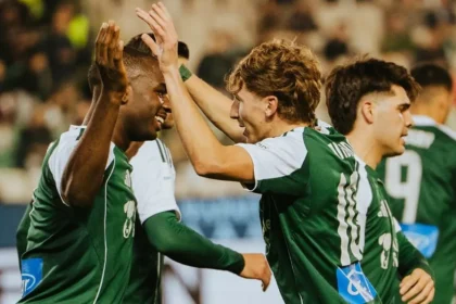 Οι παίκτες του Παναθηναϊκού πανηγυρίζουν ένα από τα γκολ εναντίον του ΟΦΗ