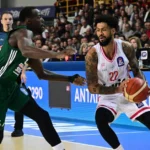 Φάση από ντέρμπι αιωνίων ανάμεσα σε Παναθηναϊκό και Ολυμπιακό στο μπάσκετ.