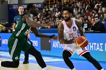 Φάση από ντέρμπι αιωνίων ανάμεσα σε Παναθηναϊκό και Ολυμπιακό στο μπάσκετ.