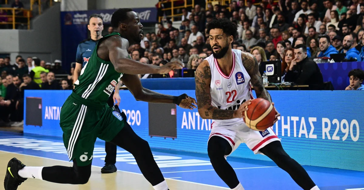 Φάση από ντέρμπι αιωνίων ανάμεσα σε Παναθηναϊκό και Ολυμπιακό στο μπάσκετ.