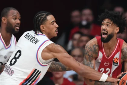 Ο Ταιλερ Ντορσεϊ του Ολυμπιακού διεισδύει δυναμικά απέναντι στην άμυνα της Παρί σε αγώνα της Euroleague