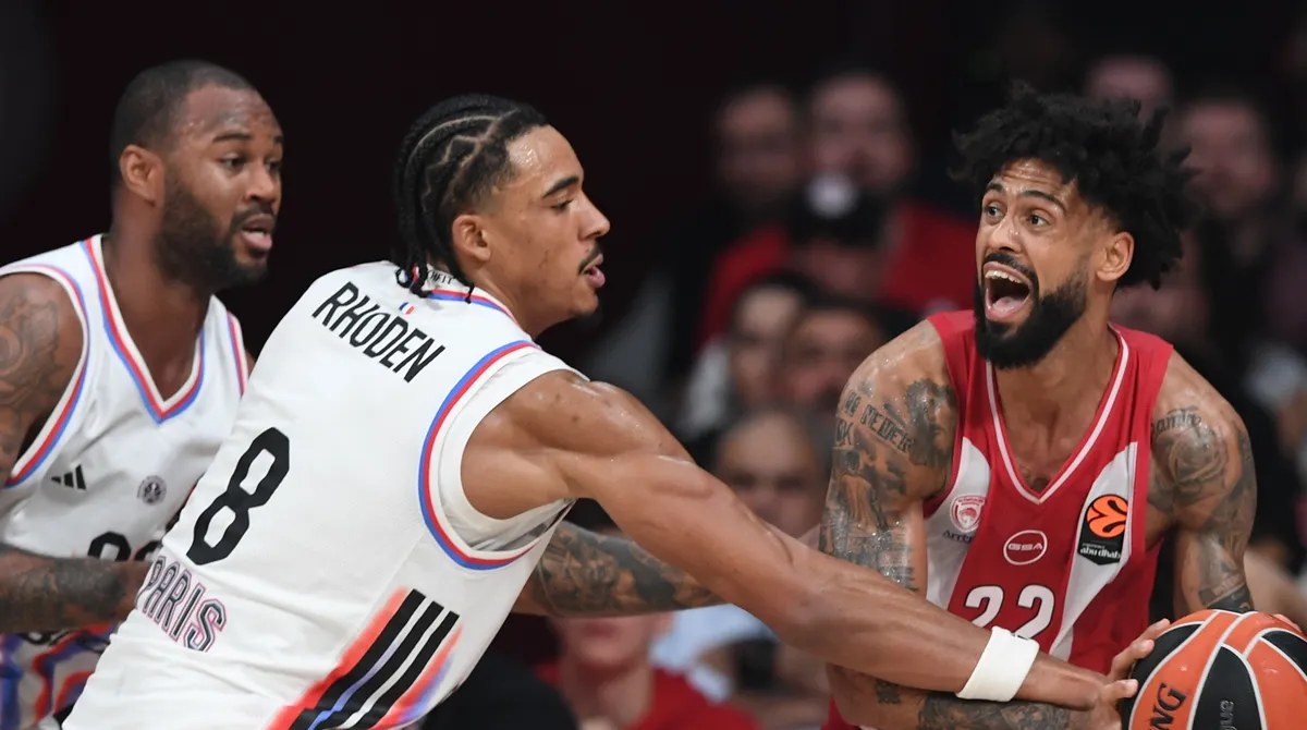 Ο Ταιλερ Ντορσεϊ του Ολυμπιακού διεισδύει δυναμικά απέναντι στην άμυνα της Παρί σε αγώνα της Euroleague