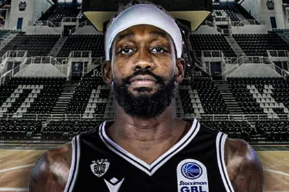 Ο Πάτρικ Μπέβερλι με τη φανέλα του ΠΑΟΚ, ο οποίος έμεινε εκτός αποστολής για το ντέρμπι με τον Ολυμπιακό, με φόντο το ΣΕΦ