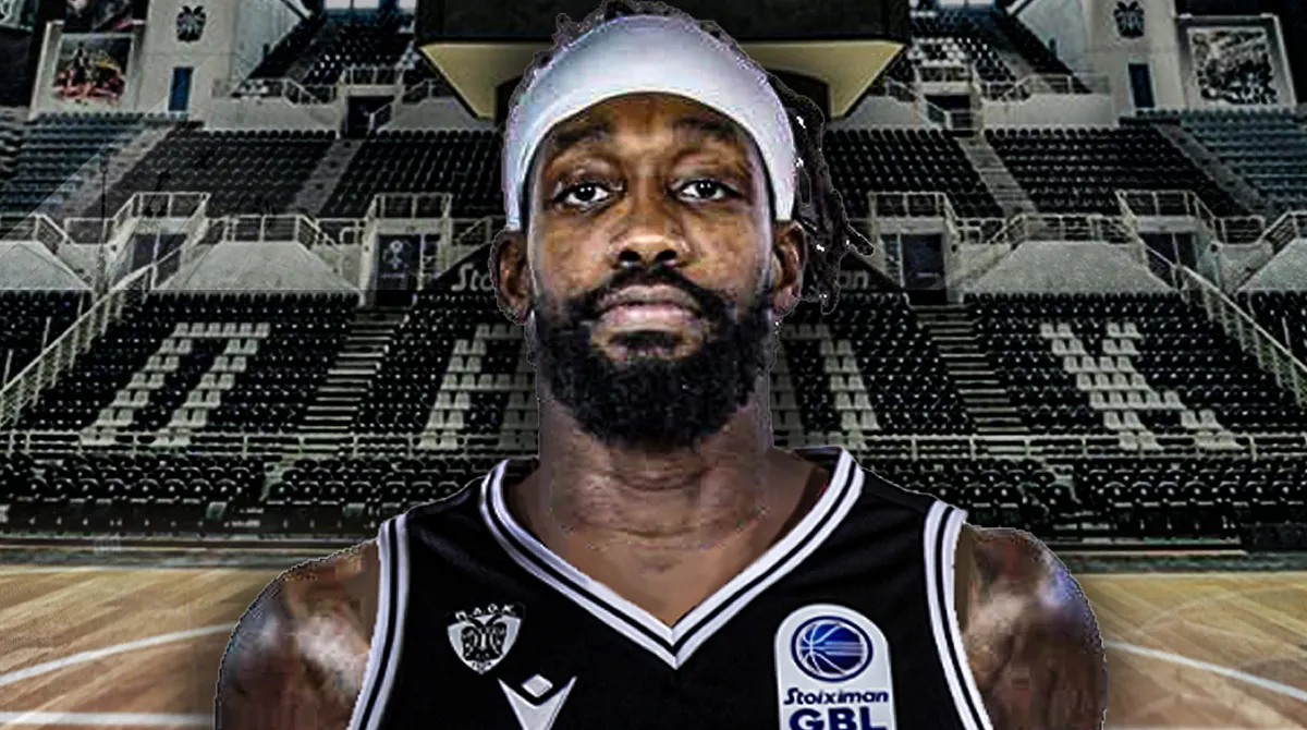 Ο Πάτρικ Μπέβερλι με τη φανέλα του ΠΑΟΚ, ο οποίος έμεινε εκτός αποστολής για το ντέρμπι με τον Ολυμπιακό, με φόντο το ΣΕΦ