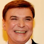Λαμπερό πορτρέτο του Γιώργου Μαρίνου, του πρωτοπόρου Έλληνα showman που έφυγε από τη ζωή σε ηλικία 87 ετών.