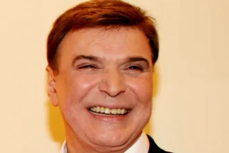 Λαμπερό πορτρέτο του Γιώργου Μαρίνου, του πρωτοπόρου Έλληνα showman που έφυγε από τη ζωή σε ηλικία 87 ετών.