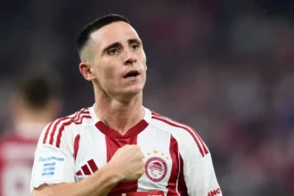 Ο Ντάνιελ Ποντένσε εν ώρα αγώνα με τη φανέλα του Ολυμπιακού