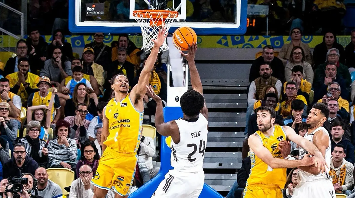 αίκτες της μπασκετικής Ρεάλ Μαδρίτης σε αγωνιστική δράση κόντρα στην Γκραν Κανάρια, εν μέσω της μεγάλης οικονομικής κρίσης του συλλόγου.