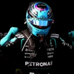 Ο οδηγός της Mercedes στη Formula 1 πανηγυρίζει με υψωμένες γροθιές την επιτυχία στο Grand Prix της Αυστραλίας