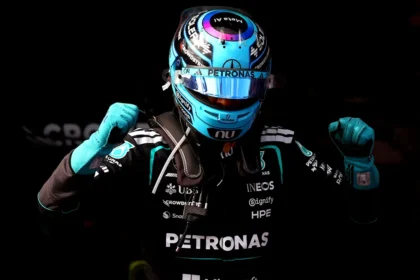 Ο οδηγός της Mercedes στη Formula 1 πανηγυρίζει με υψωμένες γροθιές την επιτυχία στο Grand Prix της Αυστραλίας