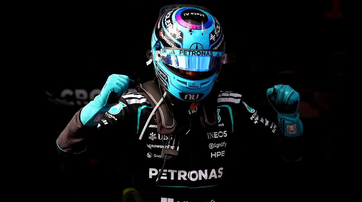 Ο οδηγός της Mercedes στη Formula 1 πανηγυρίζει με υψωμένες γροθιές την επιτυχία στο Grand Prix της Αυστραλίας