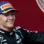 Ο Τζορτζ Ράσελ της Mercedes χαμογελάει κρατώντας το τρόπαιο του νικητή στο βάθρο του Grand Prix της Αυστραλίας