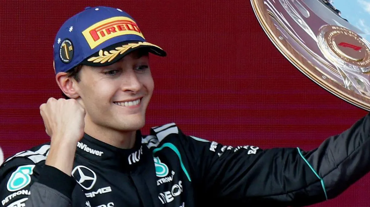 Ο Τζορτζ Ράσελ της Mercedes χαμογελάει κρατώντας το τρόπαιο του νικητή στο βάθρο του Grand Prix της Αυστραλίας