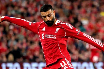 Ο Μοχάμεντ Σαλάχ με τη φανέλα της Λίβερπουλ έτοιμος για σούτ