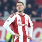 Ο Σαντιαγκο Εσε του Ολυμπιακού μορφάζει, έχοντας υποστεί τραυματισμό