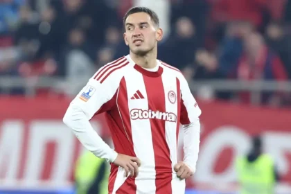 Ο Σαντιαγκο Εσε του Ολυμπιακού μορφάζει, έχοντας υποστεί τραυματισμό