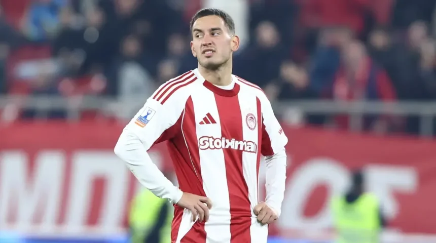 Ο Σαντιαγκο Εσε του Ολυμπιακού μορφάζει, έχοντας υποστεί τραυματισμό