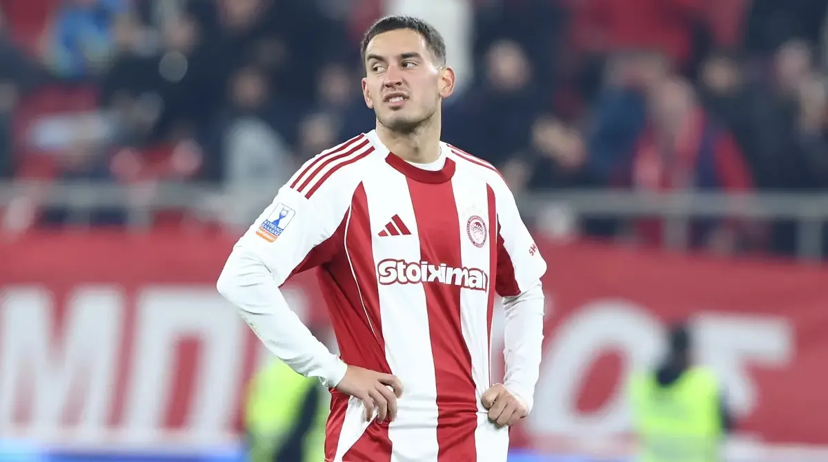 Ο Σαντιαγκο Εσε του Ολυμπιακού μορφάζει, έχοντας υποστεί τραυματισμό