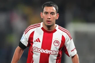 Ο Σαντιαγκο Εσε του Ολυμπιακού με ήρεμο βλέμμα στο γήπεδο