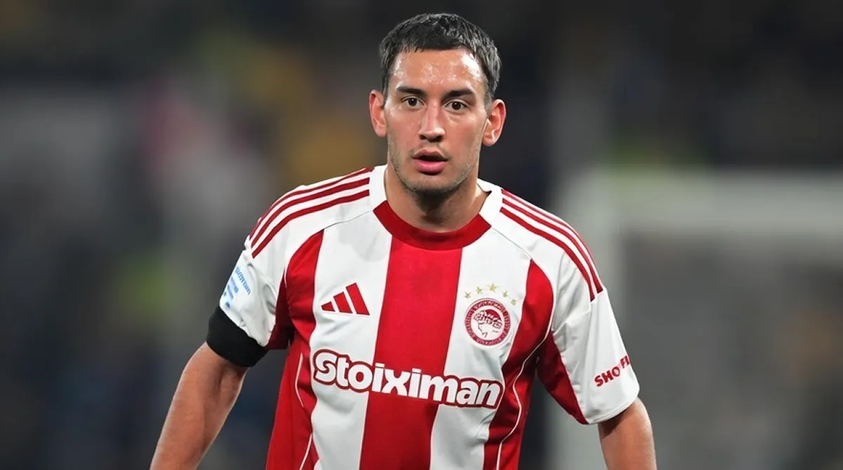 Ο Σαντιαγκο Εσε του Ολυμπιακού με ήρεμο βλέμμα στο γήπεδο