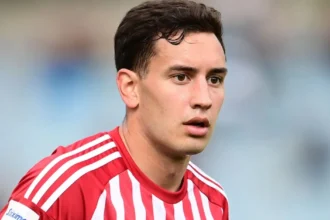 Ο Σαντιάγκο Έσε σε δυναμική διεκδίκηση της μπάλας στον χώρο του κέντρου με τη φανέλα του Ολυμπιακού.