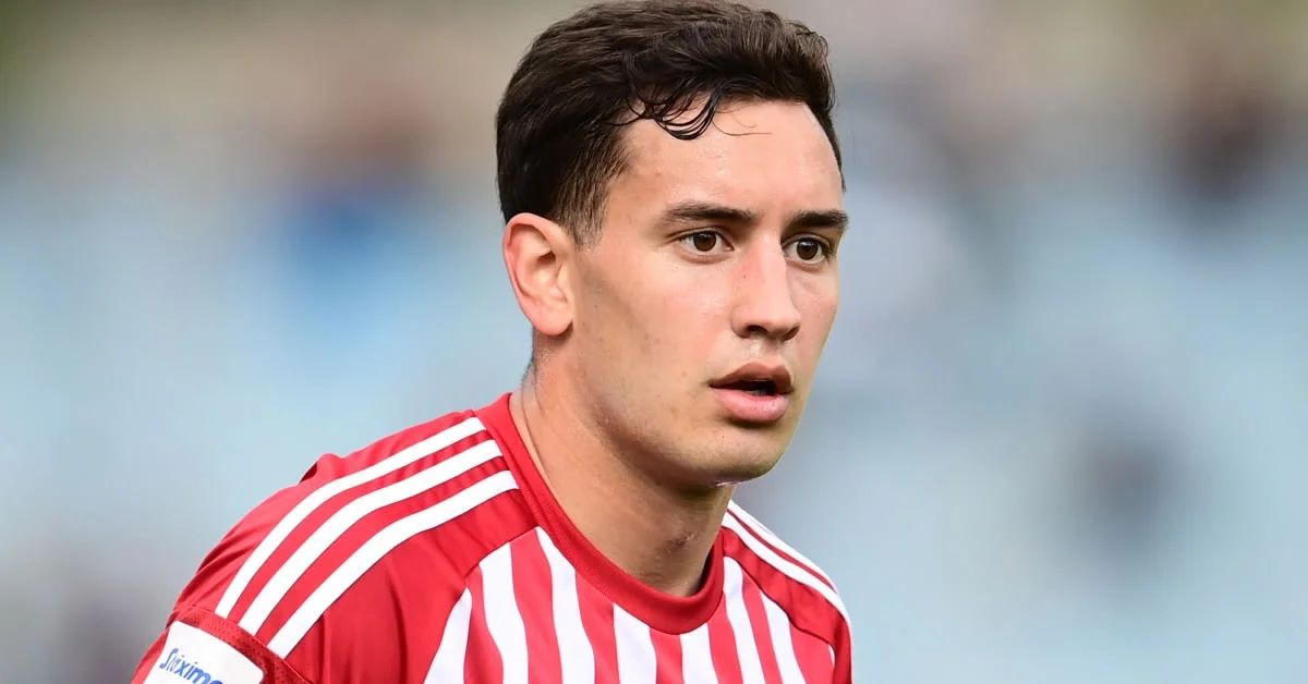 Ο Σαντιάγκο Έσε σε δυναμική διεκδίκηση της μπάλας στον χώρο του κέντρου με τη φανέλα του Ολυμπιακού.