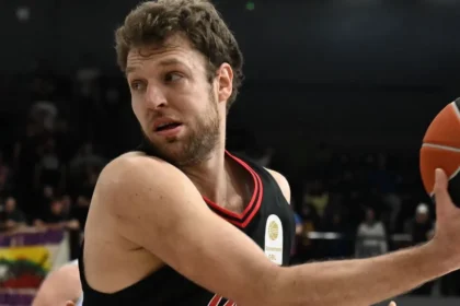 Ο Σασα Βεζενκοφ σε φαση απο τον αγωνα με τον Πανιωνιο