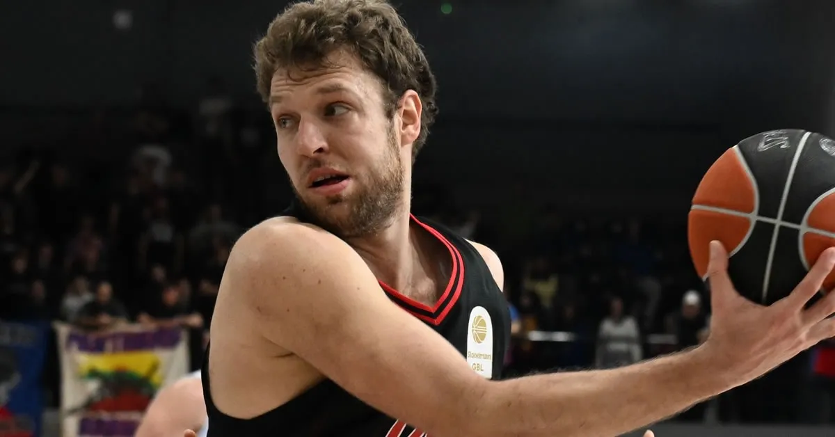 Ο Σασα Βεζενκοφ σε φαση απο τον αγωνα με τον Πανιωνιο