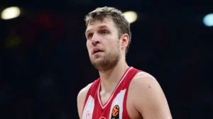 Ο Σασα Βεζενκοφ (Αλεξανδρος Βεζενκοφ) με σκεπτικό ύφος κατά τη διάρκεια αγώνα του Ολυμπιακού στη EuroLeague