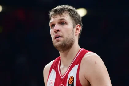 Ο Σασα Βεζενκοφ (Αλεξανδρος Βεζενκοφ) με σκεπτικό ύφος κατά τη διάρκεια αγώνα του Ολυμπιακού στη EuroLeague