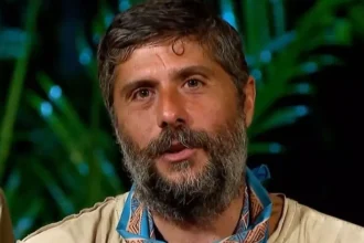 Ο Μιχάλης Σηφάκης με αγωνιώδες βλέμμα κατά τη διάρκεια του Συμβουλίου του Νησιού στο Survivor.