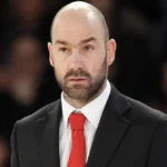 Ο Βασιλης Σπανουλης στον πάγκο της Μονακό με σοβαρό και σκεπτικό ύφος ενόψει των εξελίξεων