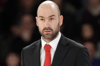 Ο Βασιλης Σπανουλης στον πάγκο της Μονακό με σοβαρό και σκεπτικό ύφος ενόψει των εξελίξεων