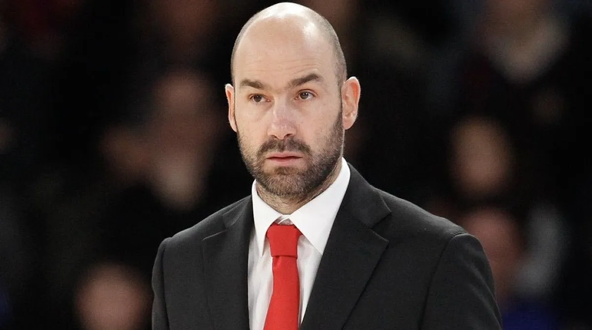 Ο Βασιλης Σπανουλης στον πάγκο της Μονακό με σοβαρό και σκεπτικό ύφος ενόψει των εξελίξεων