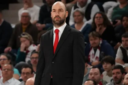 Ο Βασίλης Σπανούλης με αυστηρό ύφος στον πάγκο της Μονακό. Η κρίση και η παραίτηση του Kill Bill