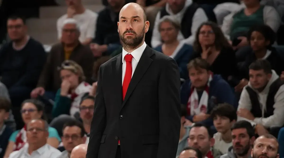 Ο Βασίλης Σπανούλης με αυστηρό ύφος στον πάγκο της Μονακό. Η κρίση και η παραίτηση του Kill Bill